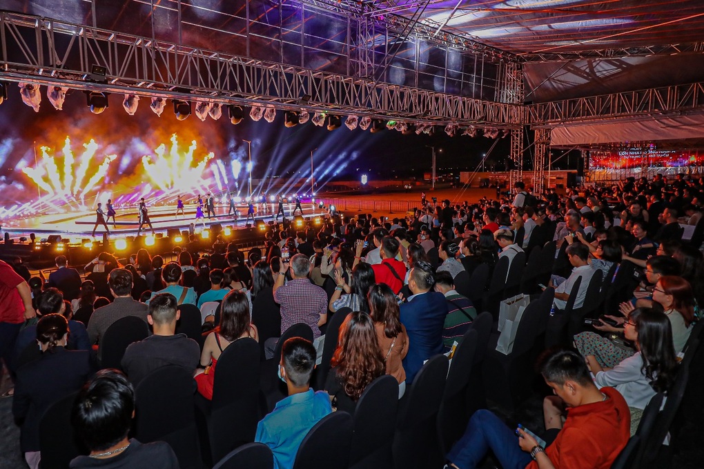 Người dân TPHCM hứng khởi trải nghiệm lễ hội nhạc nước quy mô lớn - 5 Người dân TPHCM hứng khởi trải nghiệm lễ hội nhạc nước quy mô lớn - 5