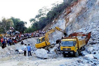 Mỏ đá sạt lở, hai công nhân tử vong