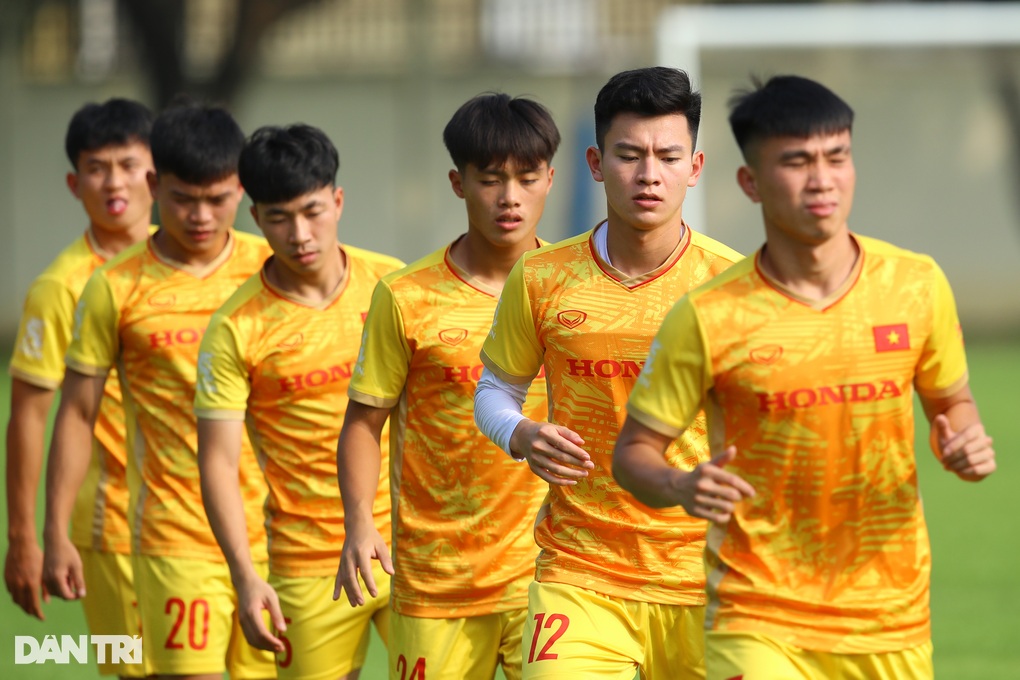 U22 Việt Nam vất vả rèn quân dưới thời tiết nắng gắt - 3 U22 Việt Nam vất vả rèn quân dưới thời tiết nắng gắt - 3