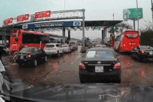 Tài xế chen ngang tại trạm thu phí đang ùn tắc khiến nhiều người ngán ngẩm