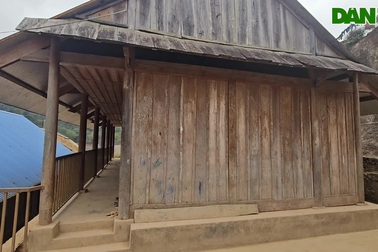 Học sinh vùng biên học tập trong ngôi trường thiếu trước, hở sau