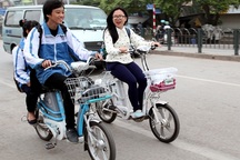 Học sinh bắt buộc phải đội mũ bảo hiểm khi đi xe đạp điện 