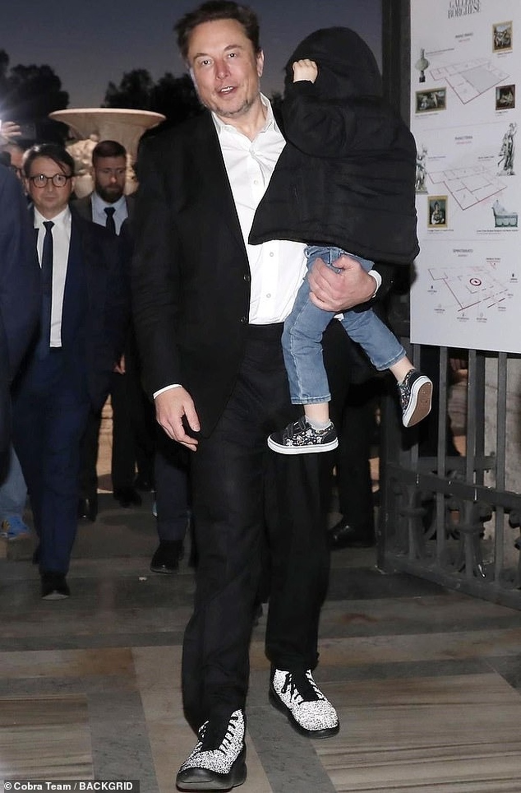 The image of billionaire Elon Musk carrying his 3-year-old son to see an exhibition attracts attention - 4