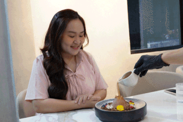 Tiệm bánh TPHCM gây sốt vì món "núi lửa phun trào", có loại chỉ 5 phần/ngày