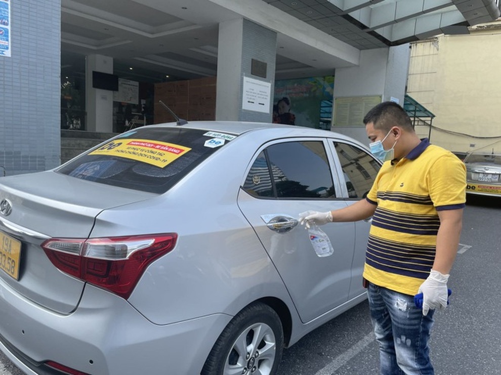 Đói khách, nhiều tài xế khóc vì không đủ bù tiền xăng, phí xét nghiệm - 1 Đói khách, nhiều tài xế khóc vì không đủ bù tiền xăng, phí xét nghiệm - 1