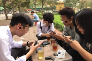 Nhiều người Việt trẻ mắc căn bệnh "khó nói" vì ôm điện thoại hàng giờ