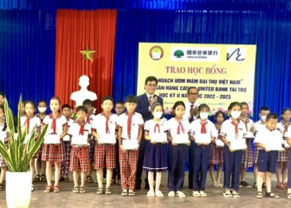 Hội Khuyến học Quảng Nam trao học bổng Kế hoạch ươm mầm đại thụ Việt Nam - 1 Hội Khuyến học Quảng Nam trao học bổng Kế hoạch ươm mầm đại thụ Việt Nam - 1