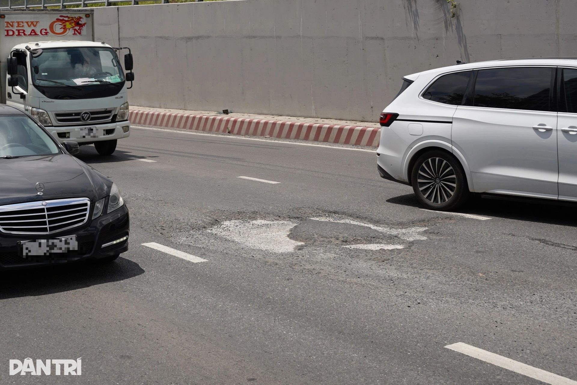 Xe tải chết đứng tại hầm chui nham nhở ổ gà, ổ voi ở TPHCM - 2