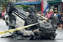 Ô tô lật ngửa sau va chạm với xe máy, một người tử vong
