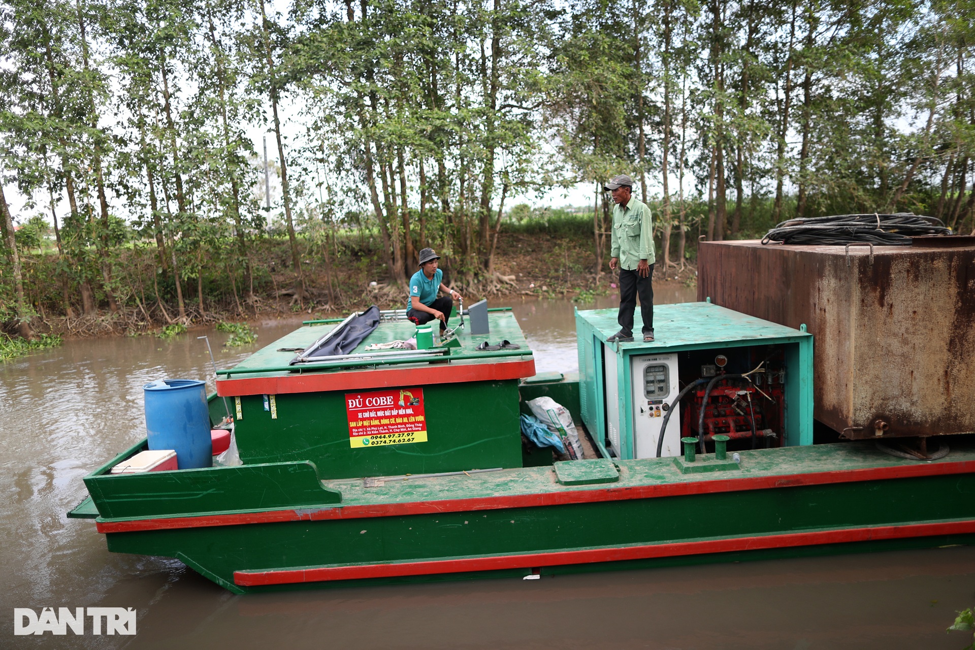 Nhiều thiết bị được chuyển bằng đường thủy vào giải cứu bé trai ở Đồng Tháp - 2 Nhiều thiết bị được chuyển bằng đường thủy vào giải cứu bé trai ở Đồng Tháp - 2