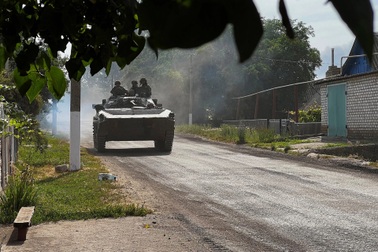 Nga nói Ukraine rút quân hỗn loạn khỏi "pháo đài cuối cùng" ở Lugansk