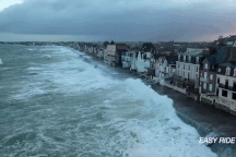 Vùng đất có những con sóng khổng lồ xô lên tận nóc nhà như "ngày tận thế"