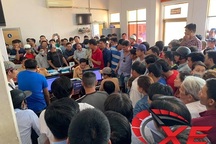 Hàng trăm người chen chúc đợi bấm biển số ngũ quý 9