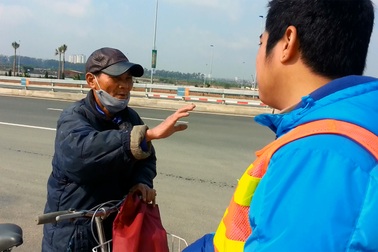 Xử phạt hàng chục trường hợp dừng đỗ xe trên cầu Nhật Tân