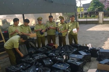 Bắt xe tải chở hơn 400 chai rượu ngoại lậu