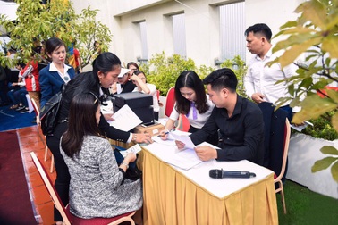 Nhiều khách hàng đặt cọc ngay tại lễ mở bán căn hộ Oriental Westlake