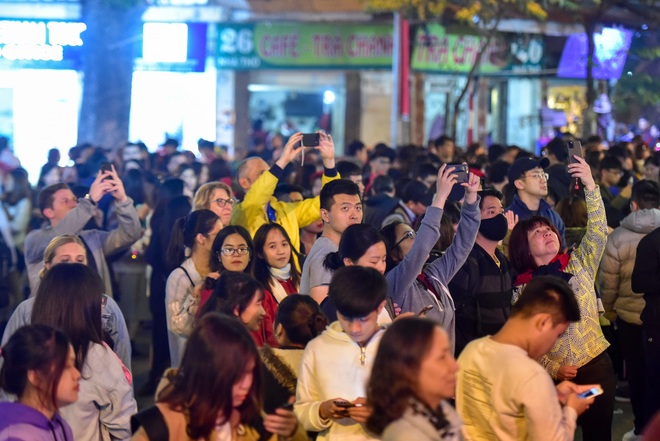 24h trước lễ Giáng sinh: Chôn chân giữa biển người tại Nhà thờ Lớn, phố Hàng Mã - 7 24h trước lễ Giáng sinh: Chôn chân giữa biển người tại Nhà thờ Lớn, phố Hàng Mã - 7