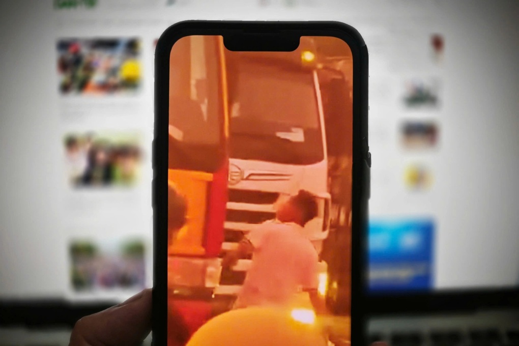 Truy tìm người chặn ô tô, đập vỡ kính xe tải ở TPHCM - 1 Truy tìm người chặn ô tô, đập vỡ kính xe tải ở TPHCM - 1