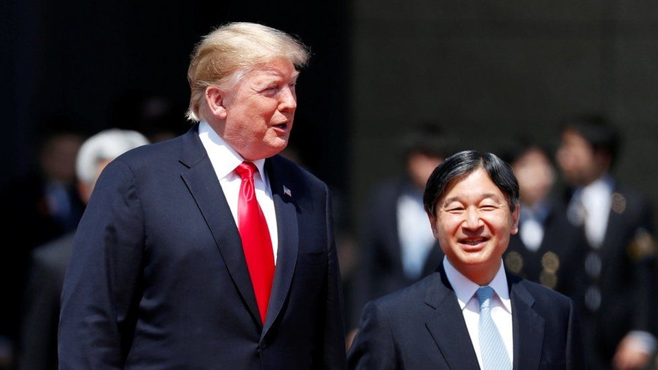 Những món quà độc đáo ông Trump từng tặng các lãnh đạo thế giới - 3 Những món quà độc đáo ông Trump từng tặng các lãnh đạo thế giới - 3
