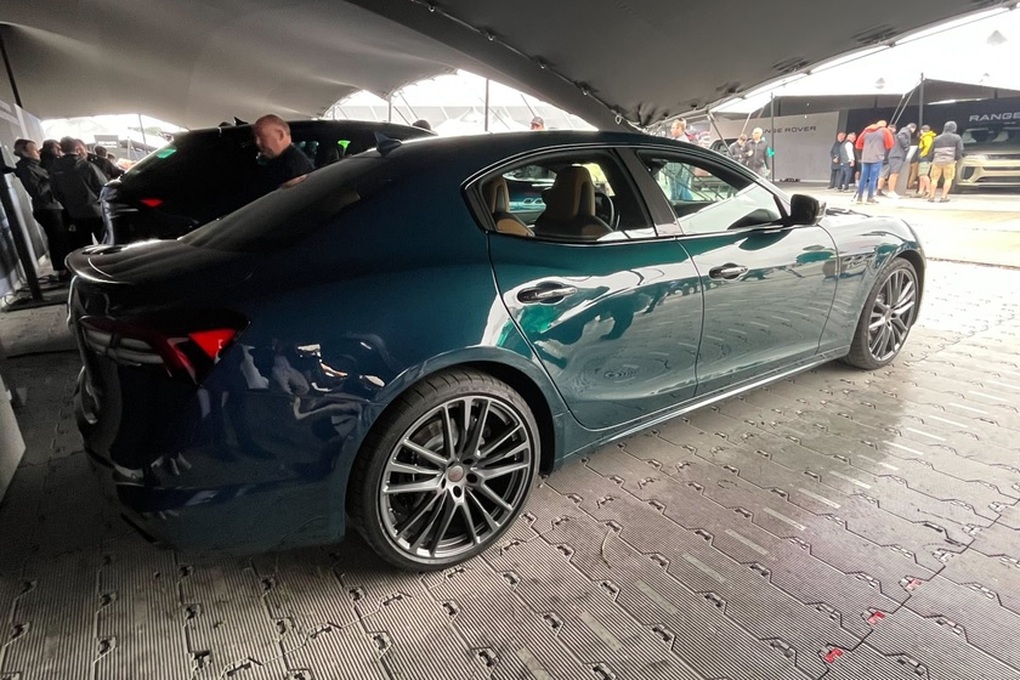 Maserati Ghibli 334 Ultima ra mắt, lập kỷ lục sedan nhanh nhất thế giới - 4 Maserati Ghibli 334 Ultima ra mắt, lập kỷ lục sedan nhanh nhất thế giới - 4