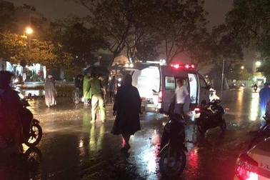 Vướng dây điện đứt khi chạy xe trên đường, đôi vợ chồng trẻ thương vong