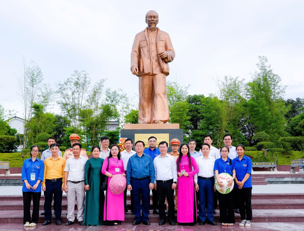 Ông Nguyễn Trọng Nghĩa dâng hương tưởng niệm Chủ tịch Hồ Chí Minh - 3 Ông Nguyễn Trọng Nghĩa dâng hương tưởng niệm Chủ tịch Hồ Chí Minh - 3