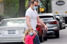 Bradley Cooper đeo băng đô của con ra phố