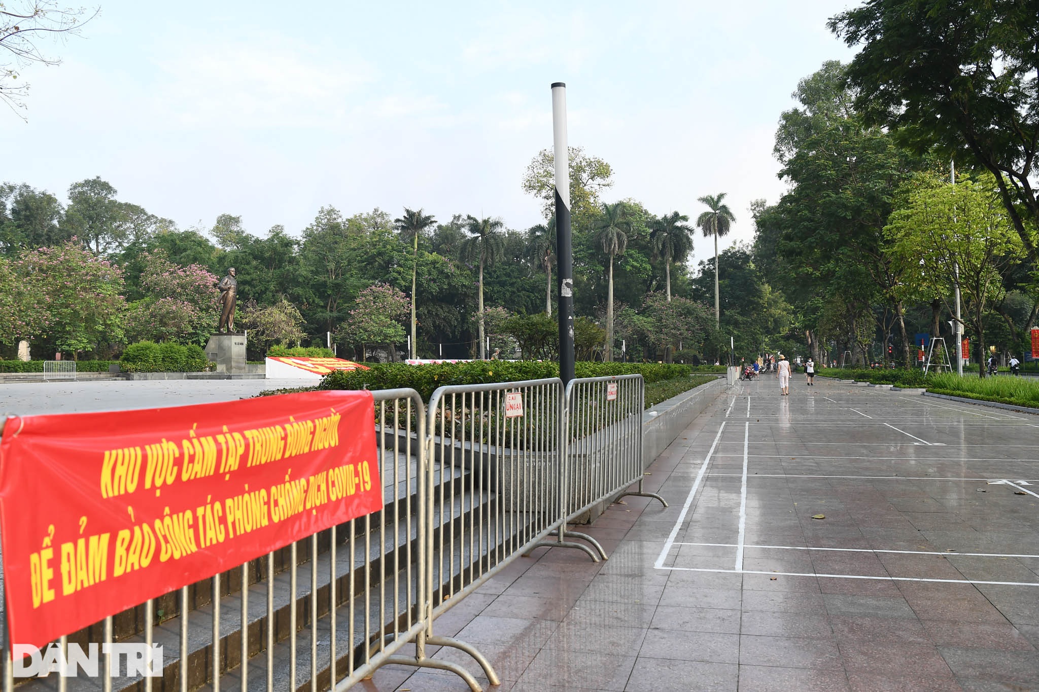 Lập chốt ngăn người dân chui rào, tụ tập trong các công viên ở Hà Nội - 14 Lập chốt ngăn người dân chui rào, tụ tập trong các công viên ở Hà Nội - 14
