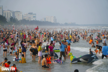 Bãi tắm Sầm Sơn vẫn ken đặc người sau kỳ nghỉ lễ vì thời tiết nắng gắt