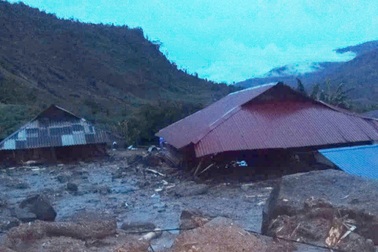 Lũ quét tràn về trong đêm, 12 hộ dân được di dời khẩn cấp