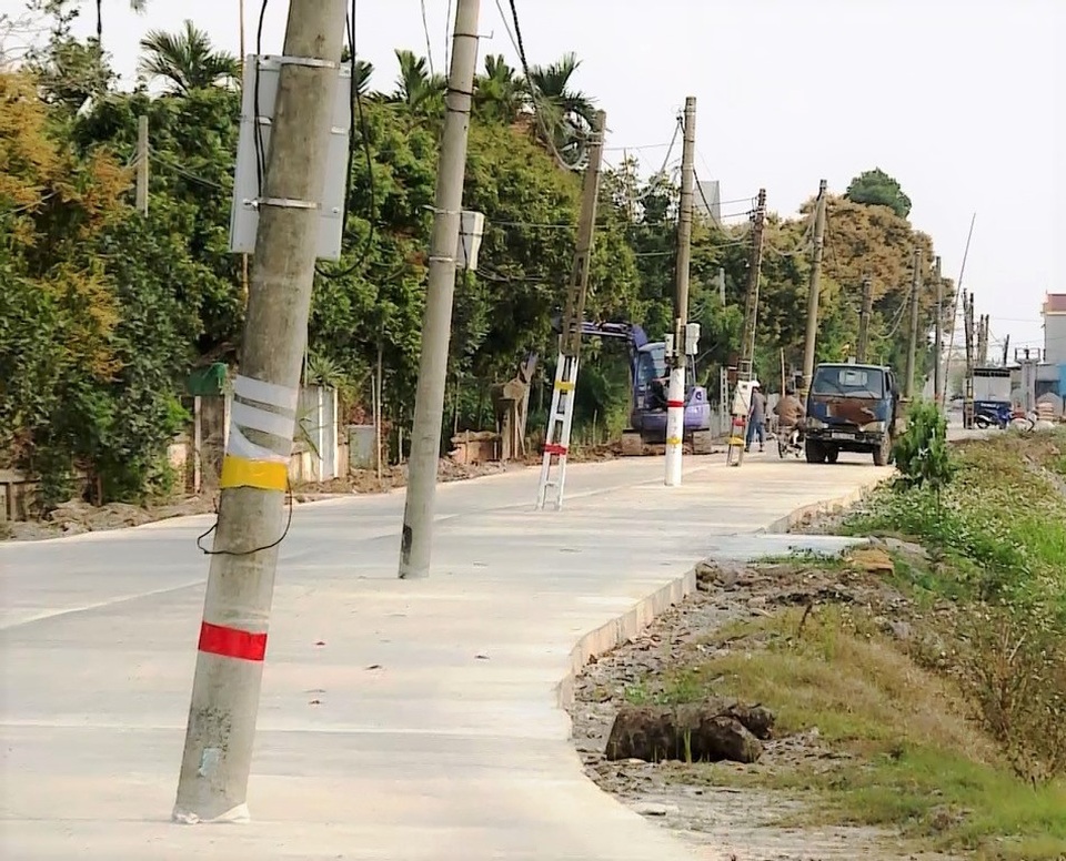 Dọn 40 cột điện xếp hàng chình ình giữa đường, bẫy người dân - 3 Dọn 40 cột điện xếp hàng chình ình giữa đường, bẫy người dân - 3