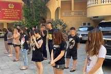 Hà Nội: Nhóm "nam thanh, nữ tú" đua xe, đâm trúng người đi đường