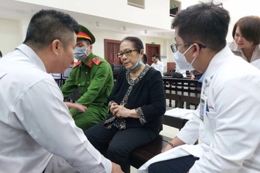 Bác sĩ khoa tâm thần khám bệnh cho bị cáo Dương Thị Bạch Diệp tại tòa