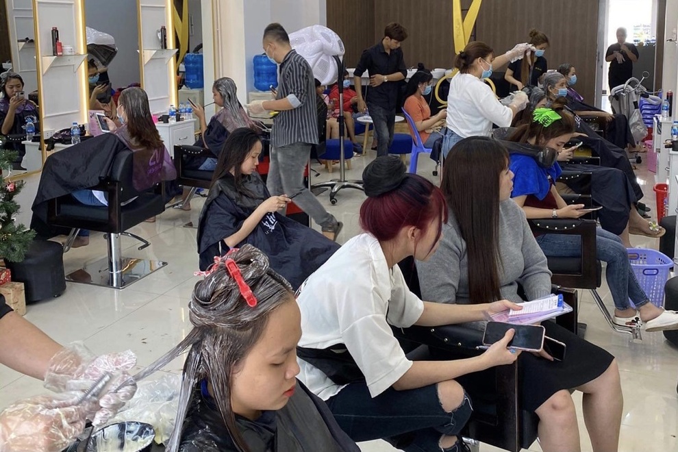 Cửa hàng làm tóc ở TPHCM kín lịch 2 tuần khi vừa thông báo mở cửa - 1 Cửa hàng làm tóc ở TPHCM kín lịch 2 tuần khi vừa thông báo mở cửa - 1