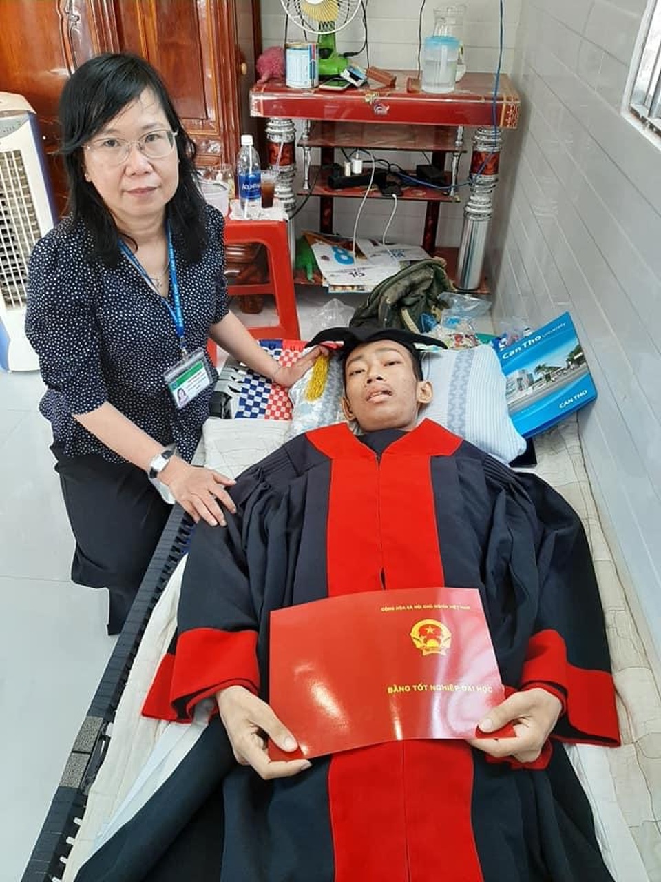 Nam sinh Cần Thơ nhận bằng tốt nghiệp đại học trước lúc qua đời - 4 Nam sinh Cần Thơ nhận bằng tốt nghiệp đại học trước lúc qua đời - 4