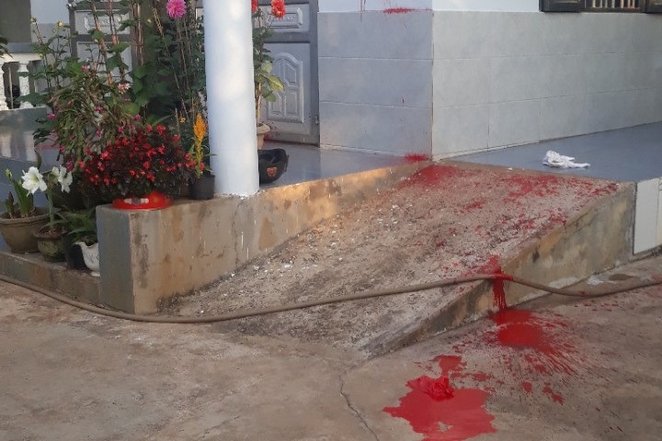 Nhà nguyên Trưởng Phòng giáo dục bị tạt sơn đêm mồng 1 Tết - 1 Nhà nguyên Trưởng Phòng giáo dục bị tạt sơn đêm mồng 1 Tết - 1