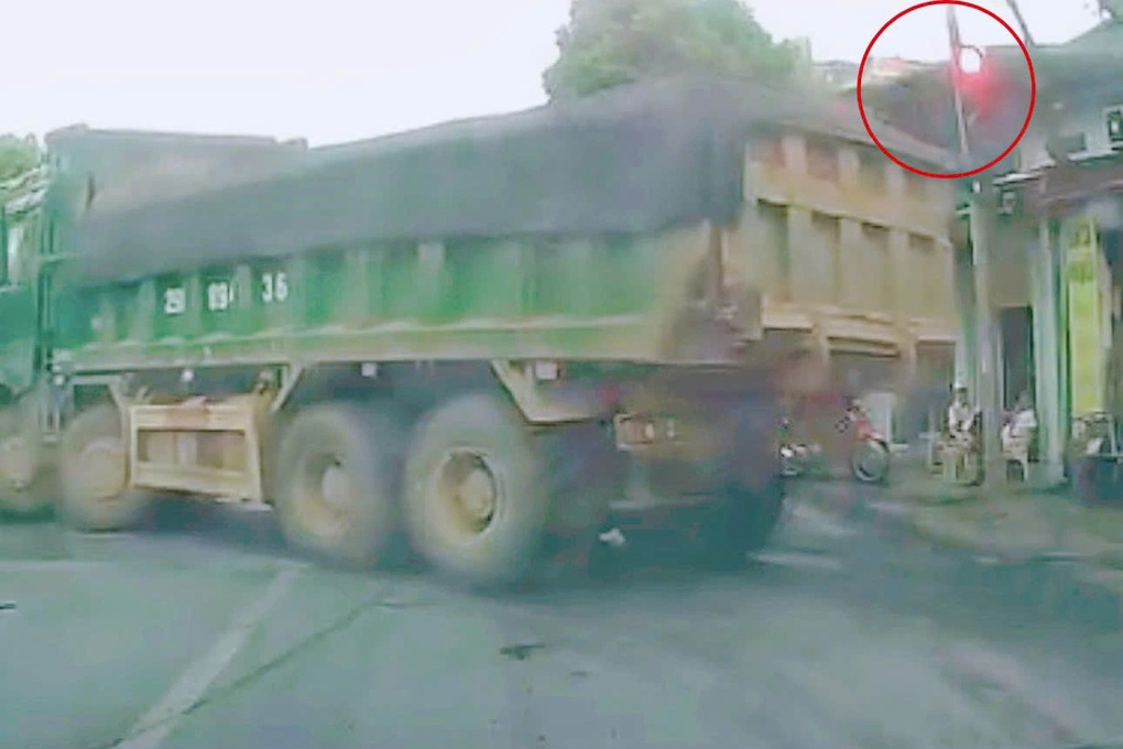 Tài xế điều khiển xe tải vượt đèn đỏ trên quốc lộ 32 bị phạt 19 triệu đồng - 2 Tài xế điều khiển xe tải vượt đèn đỏ trên quốc lộ 32 bị phạt 19 triệu đồng - 2