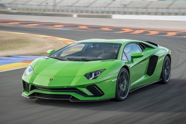 Siêu xe Lamborghini Aventador bị lỗi chết máy khi về số thấp