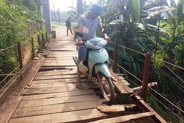 Hòa Bình: Dân mong mỏi sửa cầu treo cũ nát, chính quyền nói chưa có… kinh phí!