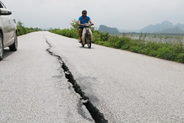Đê nứt toác hàng kilomet khiến dân lo sợ, chính quyền “bình chân như vại”?