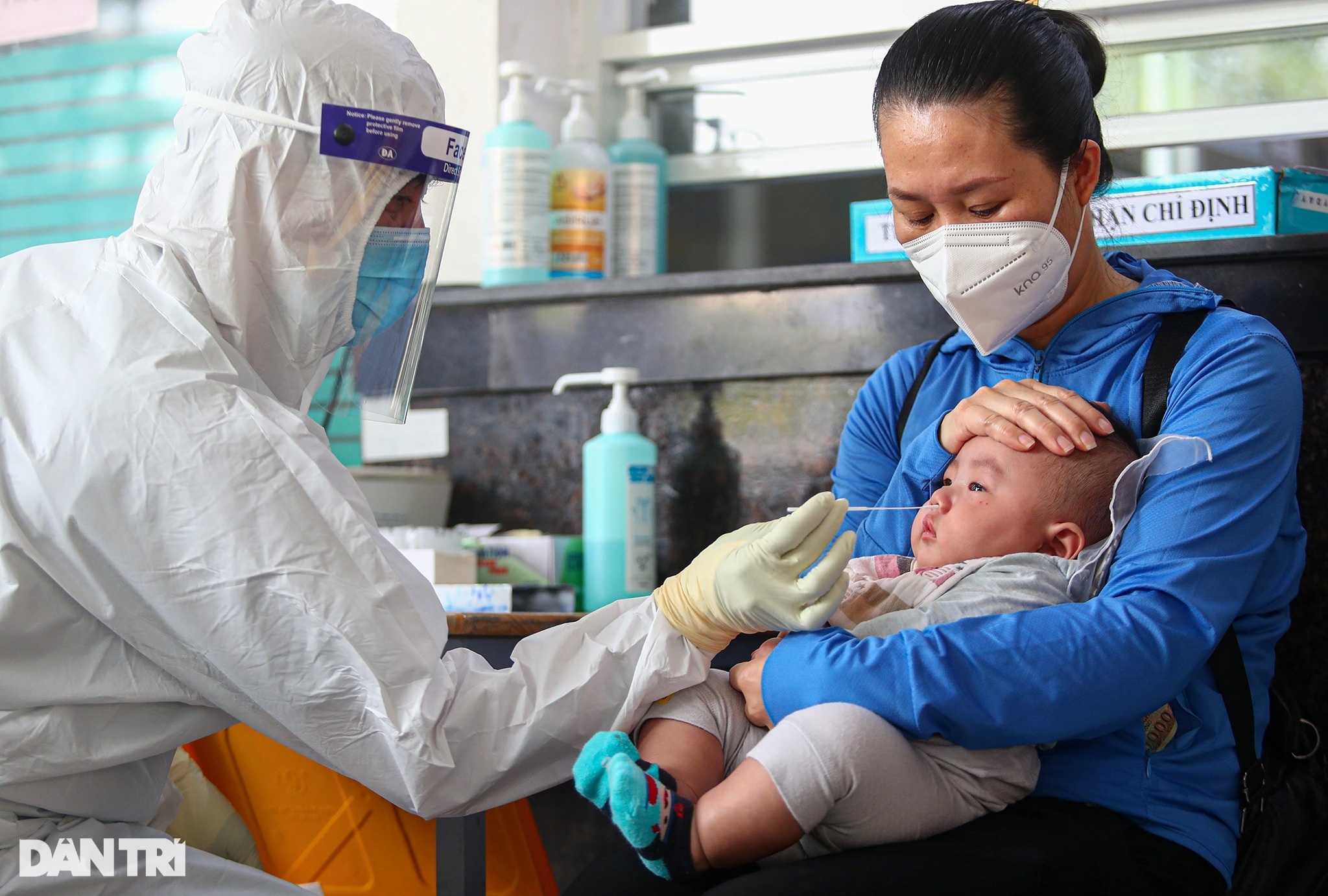 Bệnh nhi vật vờ, chen chúc nhau đi test Covid-19 ở bệnh viện tại TPHCM - 9 Bệnh nhi vật vờ, chen chúc nhau đi test Covid-19 ở bệnh viện tại TPHCM - 9