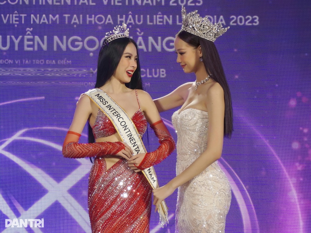 Á hậu Ngọc Hằng bắn tiếng Anh lưu loát khi được hỏi bất ngờ - 2 Á hậu Ngọc Hằng bắn tiếng Anh lưu loát khi được hỏi bất ngờ - 2