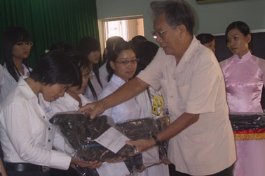 Trao học bổng Châu Á cho 90 học sinh nữ