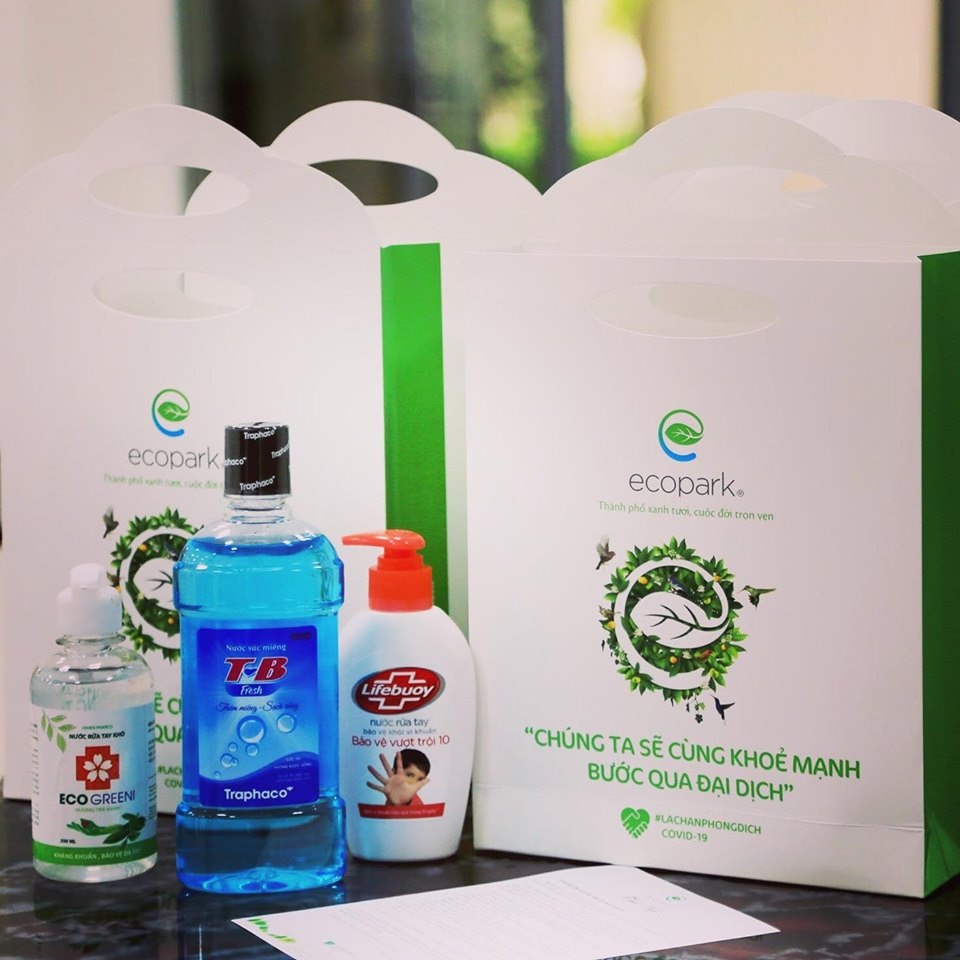Tặng cờ Tổ quốc, nước rửa tay khô kêu gọi người dân ở nhà chống dịch - 2 Tặng cờ Tổ quốc, nước rửa tay khô kêu gọi người dân ở nhà chống dịch - 2