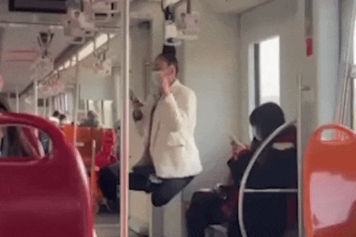 Nghệ sĩ xiếc treo tóc lên xà, ngồi lơ lửng khi đi tàu - 1 Nghệ sĩ xiếc treo tóc lên xà, ngồi lơ lửng khi đi tàu - 1
