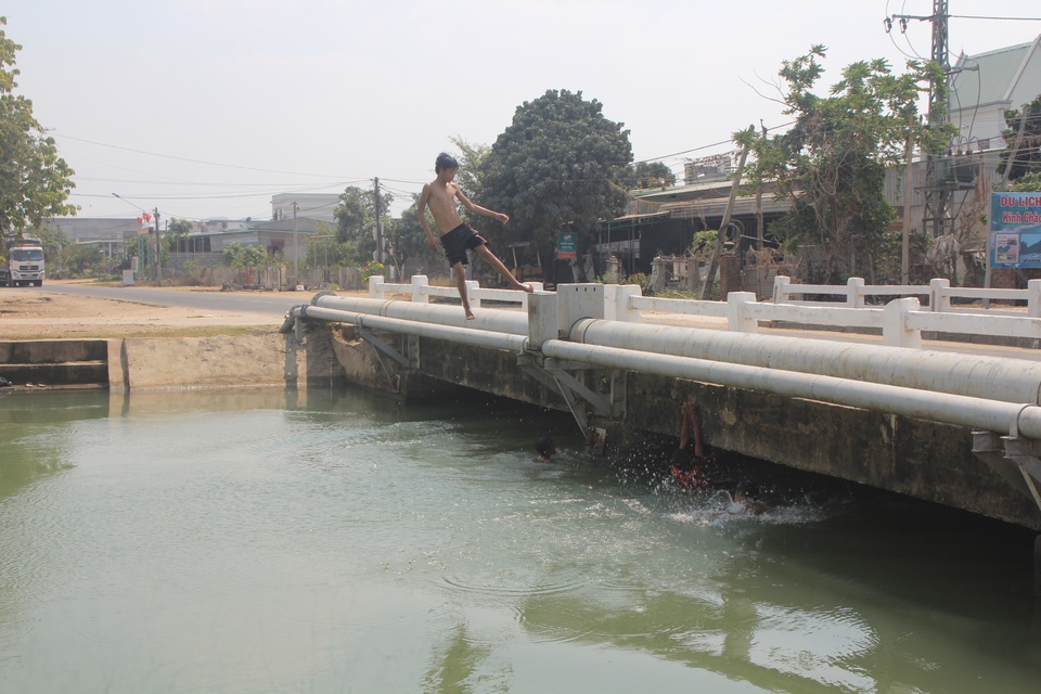 Báo động tình trạng học sinh đuối nước trong đợt nghỉ học vì dịch Covid-19 - 2 Báo động tình trạng học sinh đuối nước trong đợt nghỉ học vì dịch Covid-19 - 2