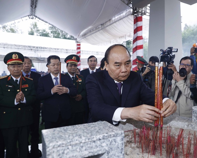 Chủ tịch nước Nguyễn Xuân Phúc và các đại biểu dâng hương tại Khu tưởng niệm Hòn Tàu - Đèo Le. Ảnh: TTXVN