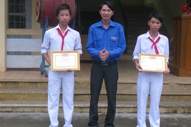 Tuyên dương học sinh trả lại 1,2 tỷ đồng nhặt được