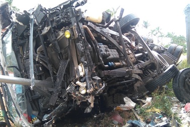 Xe tải tông gãy lan can cầu, rơi ở độ cao 2,5 m