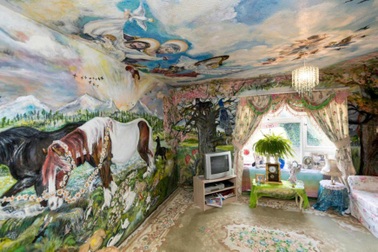 Vẽ tường suốt 35 năm, cụ bà biến nơi ở thành nhà nguyện nổi tiếng